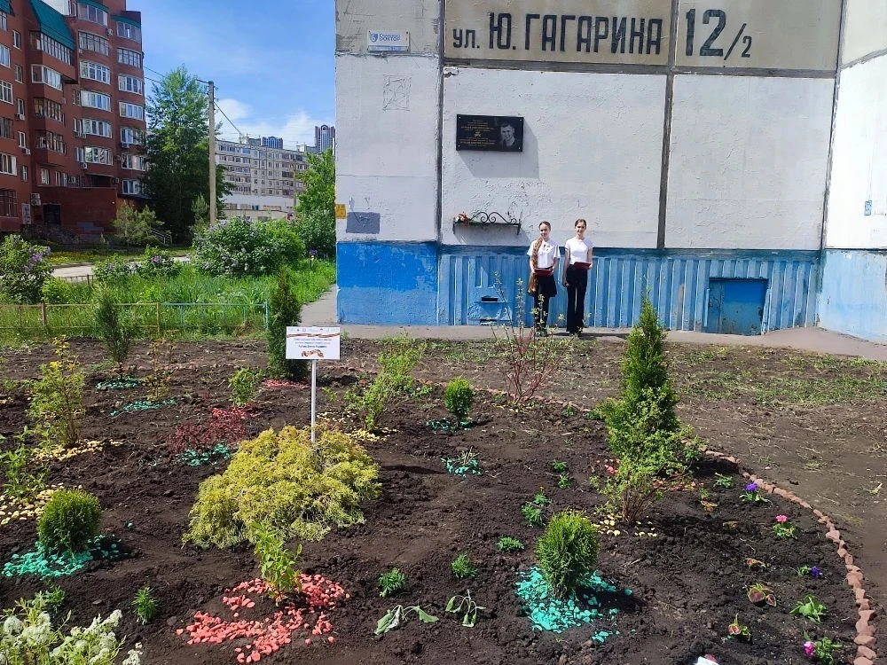 ️Клумба Памяти Дмитрия Нурбаева  🇷🇺У дома выпускника Лицея №155  Дмитрия Нурбаева, погибшего в ходе 
