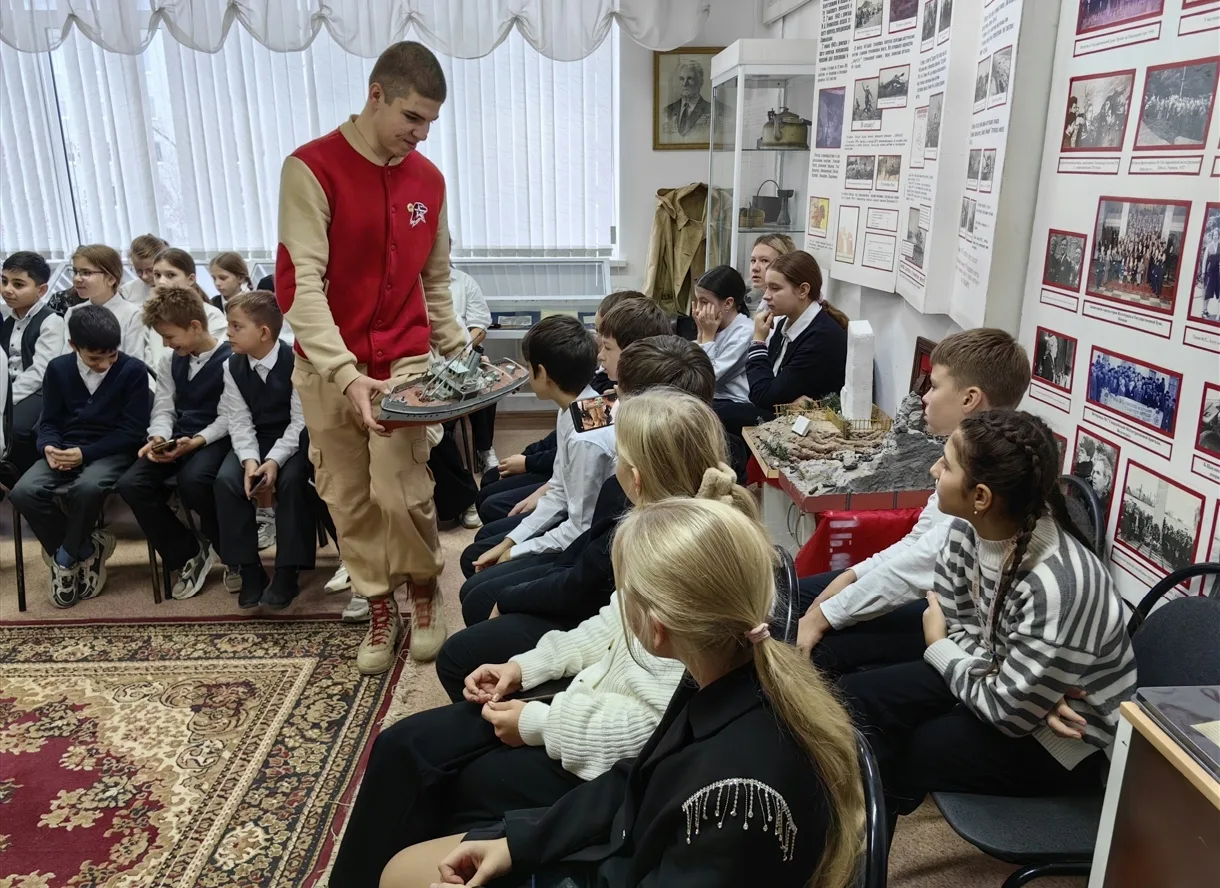 🏛️С Днём музеев!  В нашей МОУ СШ № 54 есть особенное место, где история дышит, говорит с нами и по-н