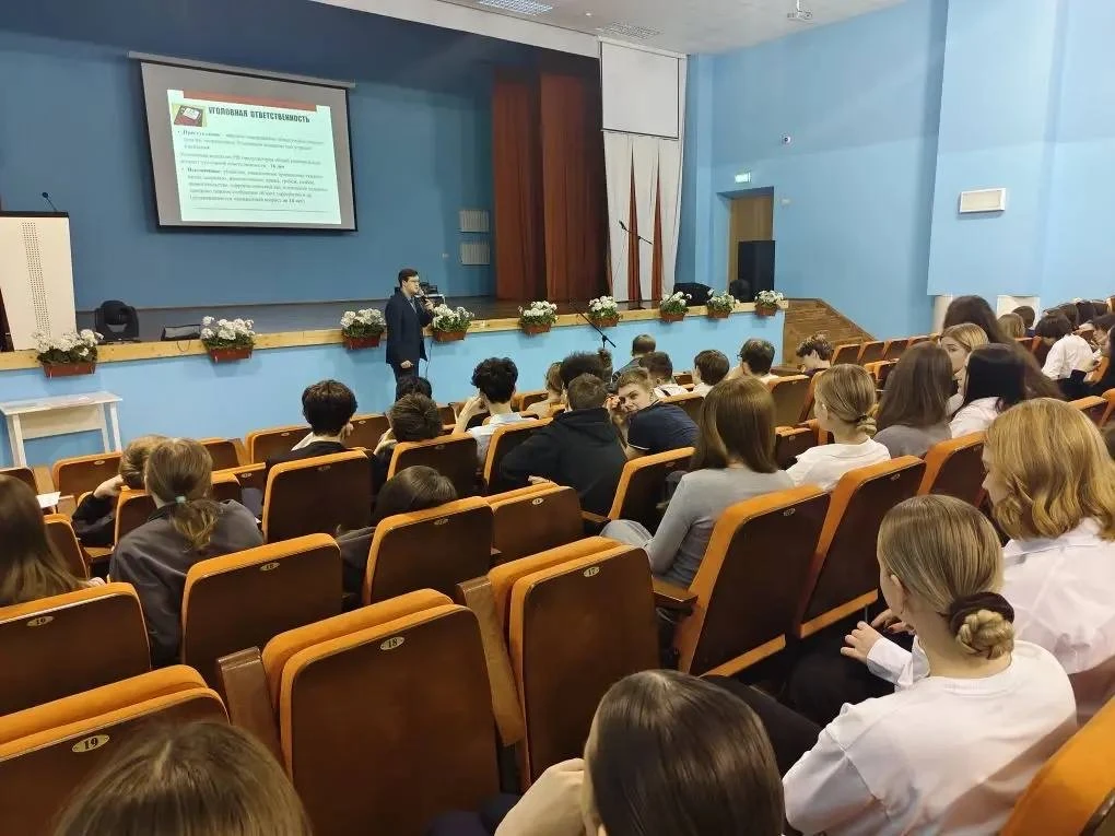 Правовой клуб для учащихся нашей школы  Сегодня для классов нашей школы провёл правовой клуб Денис Э
