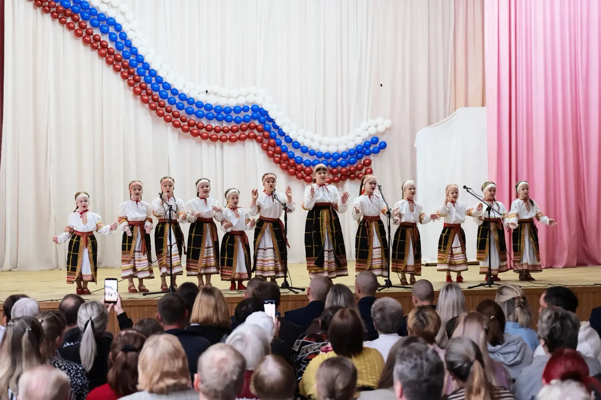 30 мая фольклорный ансамбль «Зоренка» (руководитель — Кириллова Валерия Олеговна) предс...