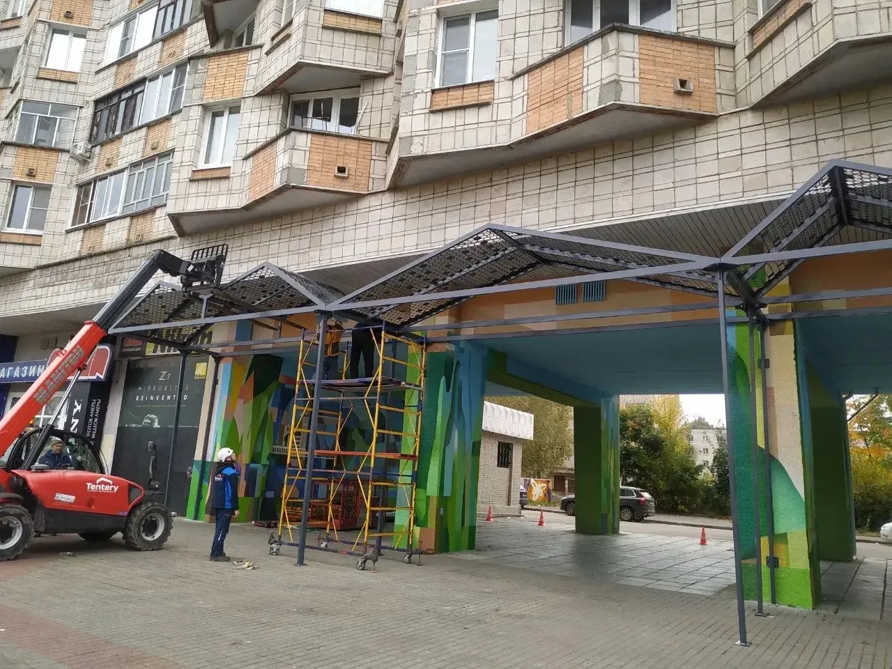 На Маркса, 34 демонтировали защитную сетку. Сейчас там установили навес, который защити...