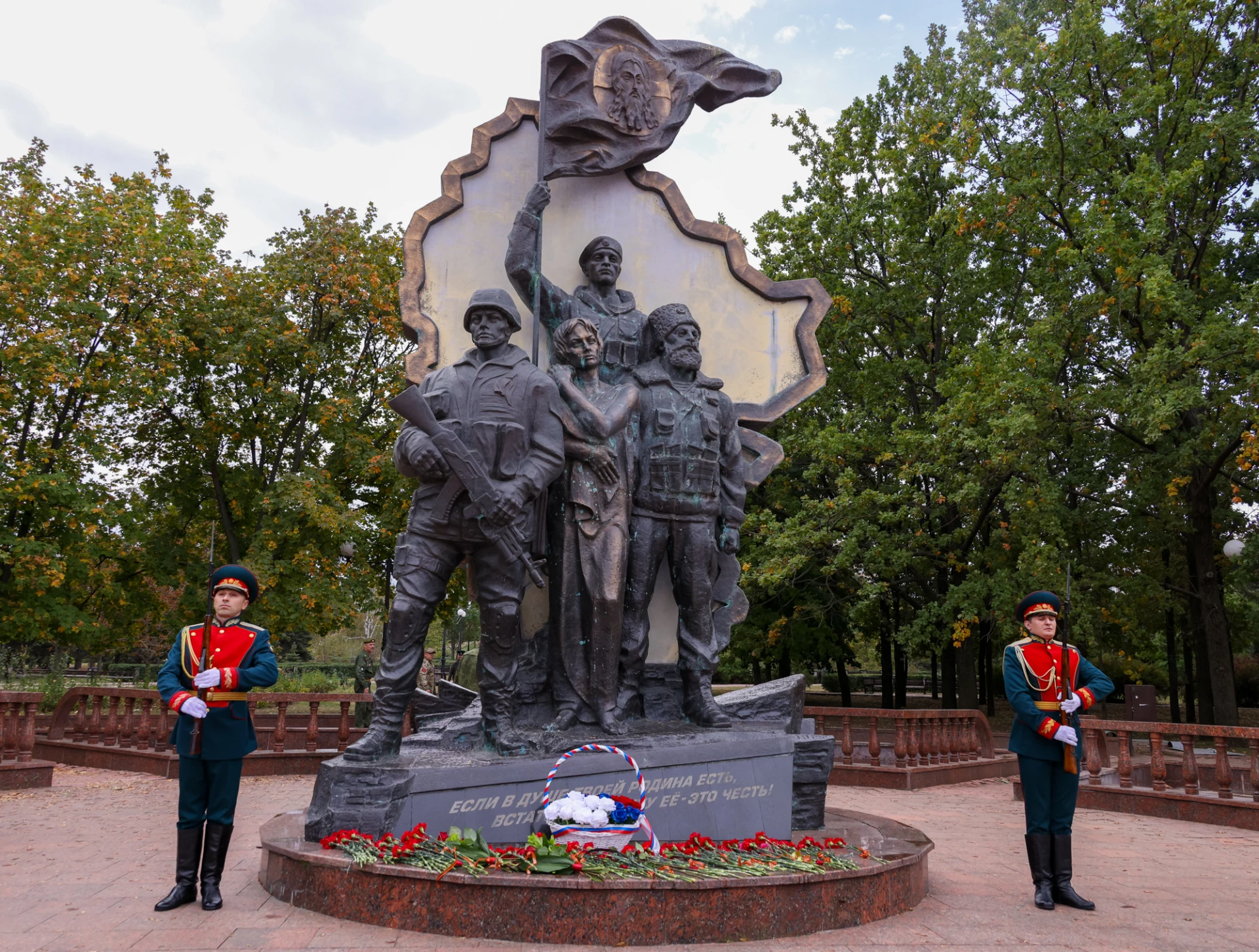 📆 В Луганске прошла торжественная церемония возложения цветов к памятнику «Они отстоял...