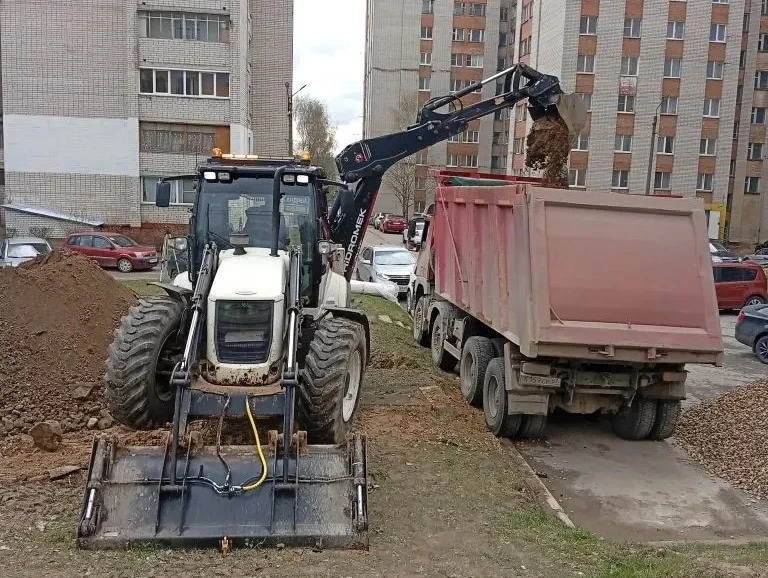 Начали установку новых детских площадок во всех трёх районах Смоленска. Подрядчик уже завозит матери