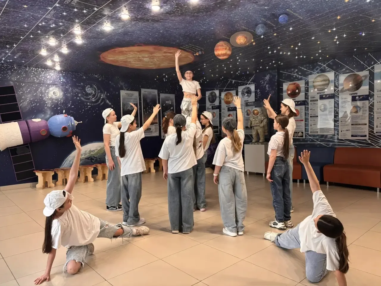 🚀 Космос ближе, чем кажется: космическая экскурсия и зажигательный танец!   🌠В честь Дня космонавтик