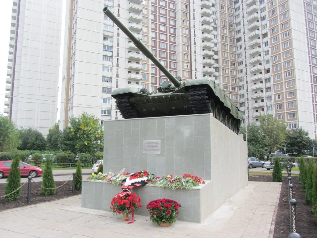 У четвёртого выхода из метро стоит памятник — танк Т-72.