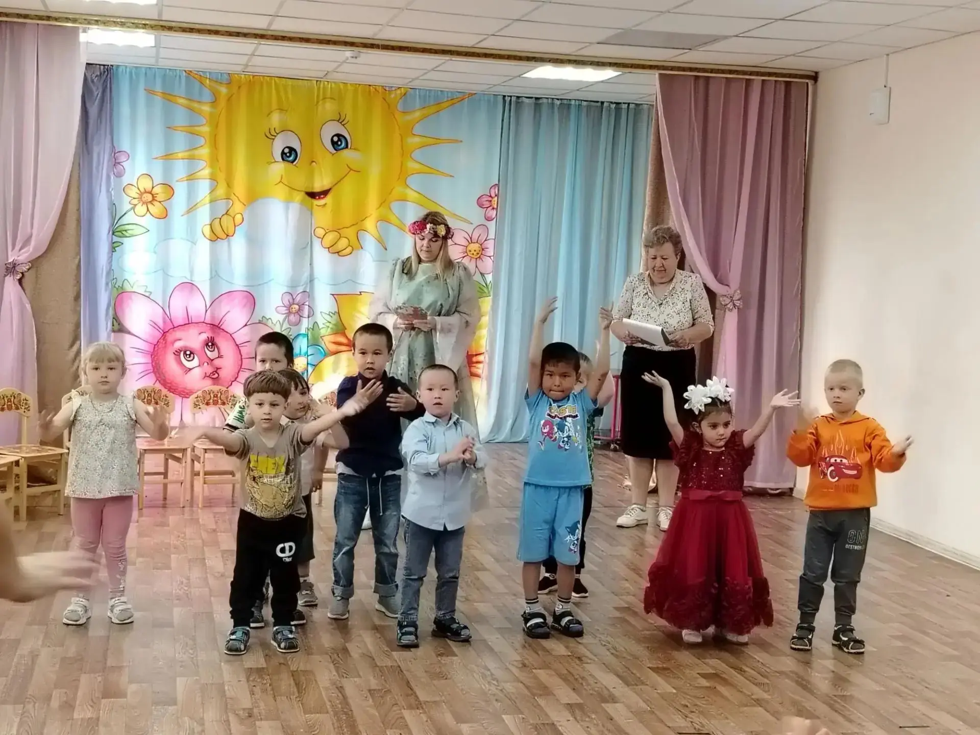 Здравствуй, лето! 
19 июня  средняя группа №3 превратилась в настоящий островок радости и веселья! У