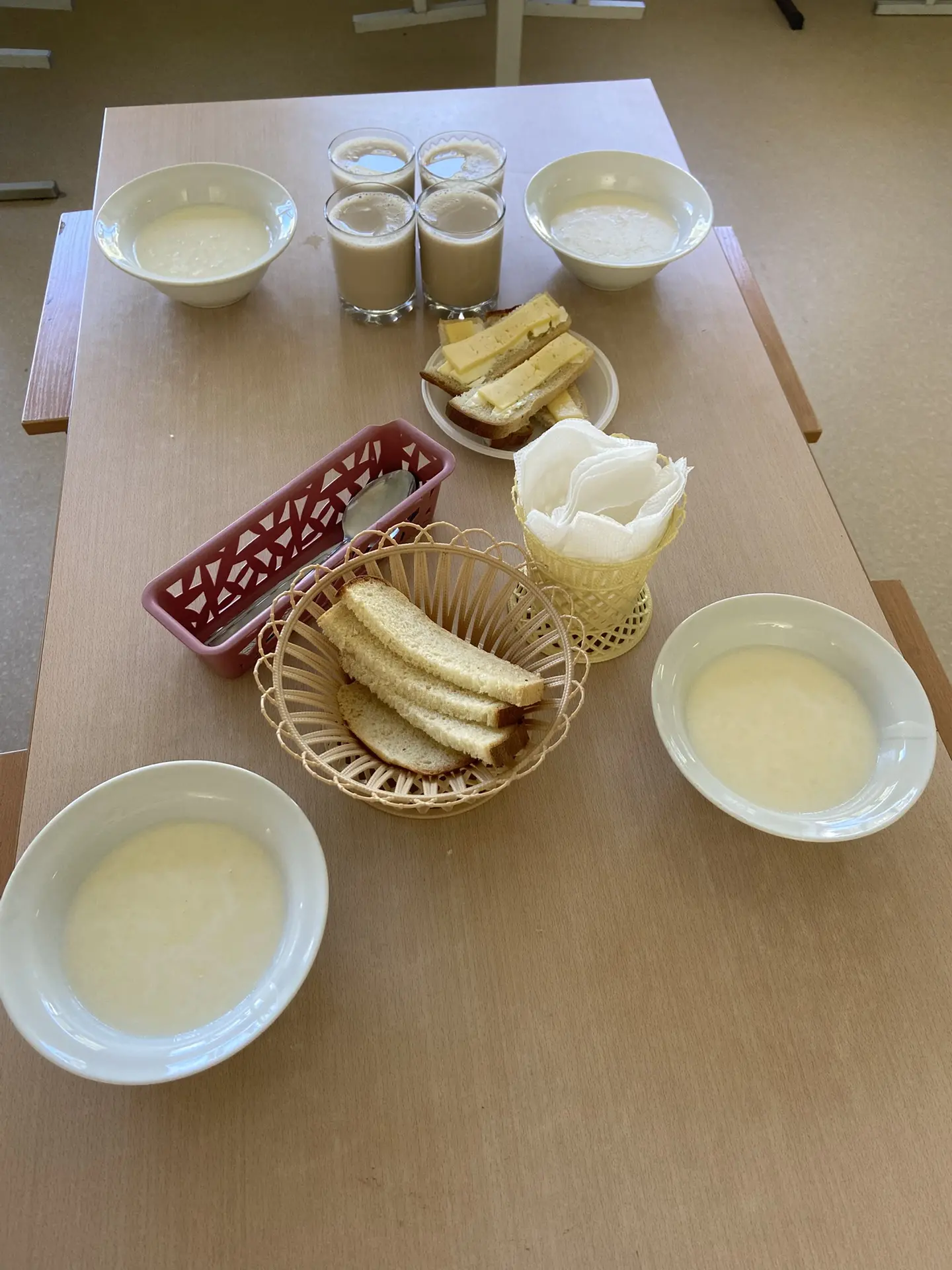Завтрак 17 июня
Каша молочная рисовая
Бутерброд с маслом и сыром
Какао с молоком


Обед

Суп гречнев