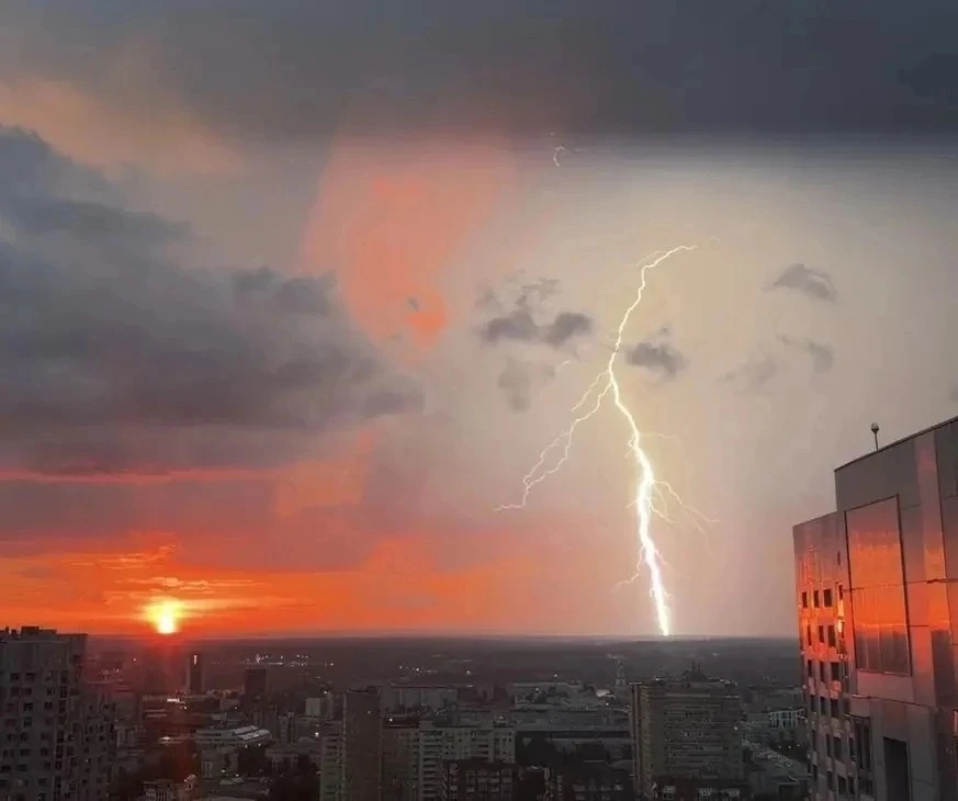 ⚡ Вот это кадр!

Жительница Перми Елена Романова смогла запечатлеть разряд молнии во время сегодняшн