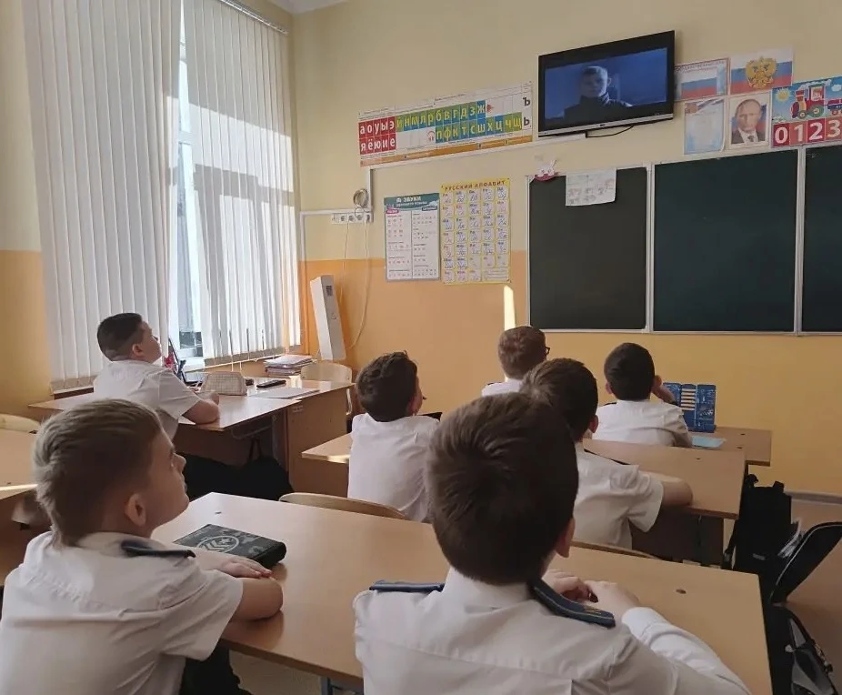 🇷🇺 Первый понедельник четвёртой учебной четверти начался с традиционной общешкольной линейки под Гос