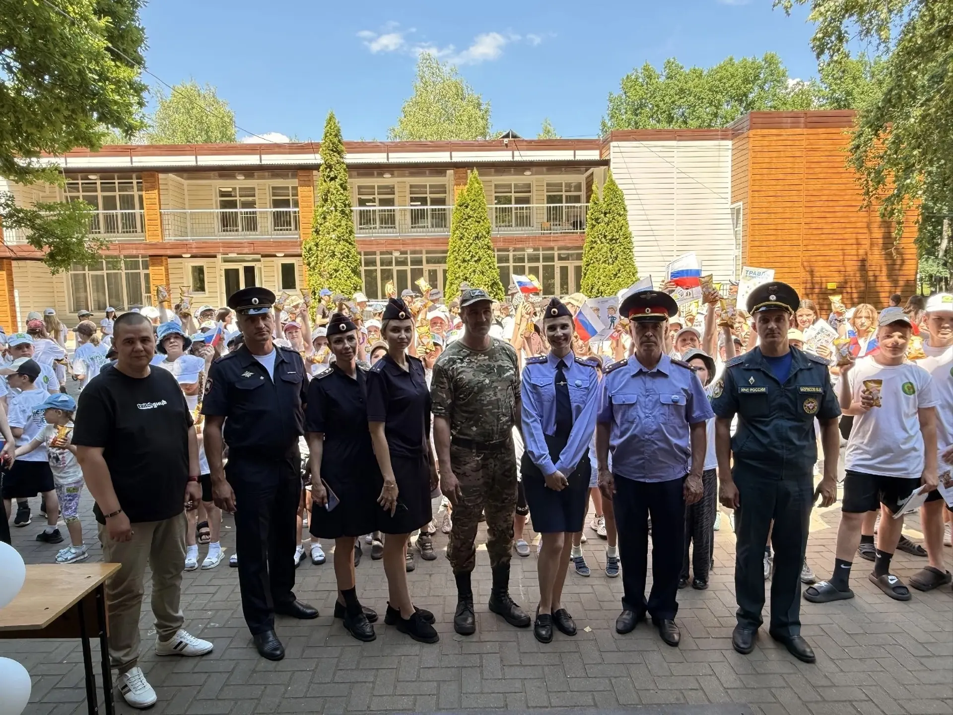 🇷🇺 Под флагом России: сотрудники Госавтоинспекции присоединились к патриотическому празднику в «Же
