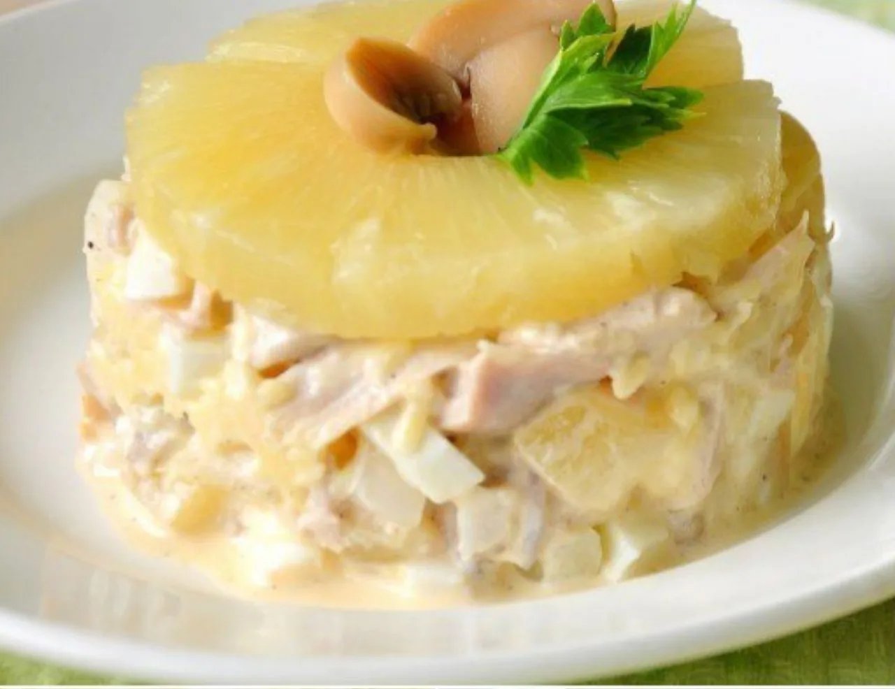 САЛАТ С АНАНАСОМ И ГРИБАМИ 

Ингредиенты:
 Ананасы - 1 банка
 Кукуруза - 1 банка
 Маринованные шампи
