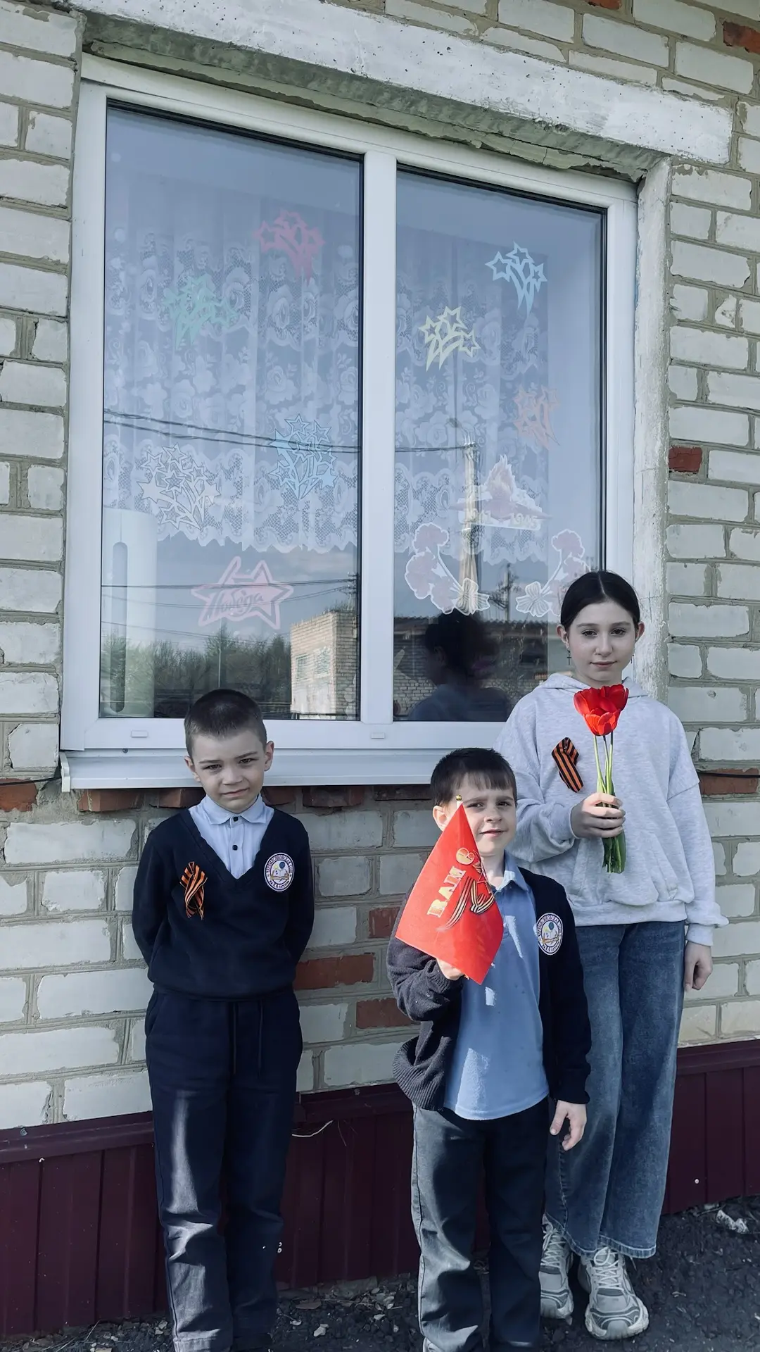 Накануне празднования Дня Победы воспитанники Дома детского творчества совместно с педа...