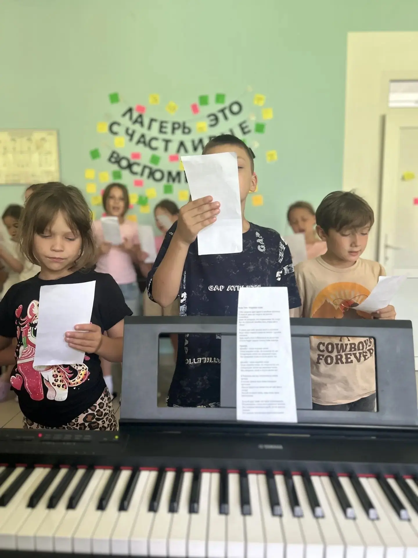 Никакого «тихого часа» в нашей голове,
Мы снова на сцене, мы снова в игре.
Мы взяли гитары, настроил