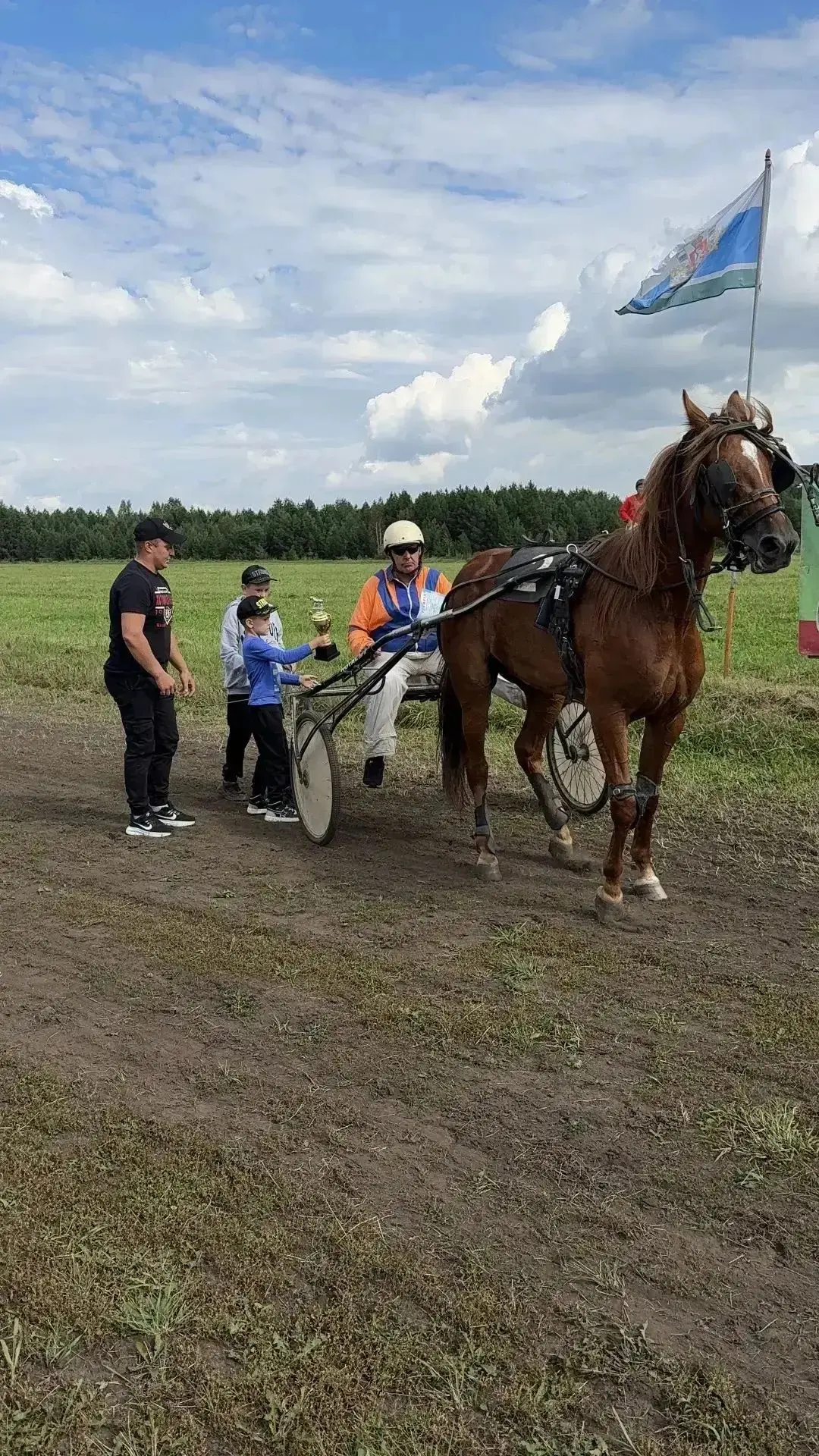 Воспитанник группы N9 "Пчелки"🐝 Лева побывал на конных 🐎 скачках — один из забегов бы...