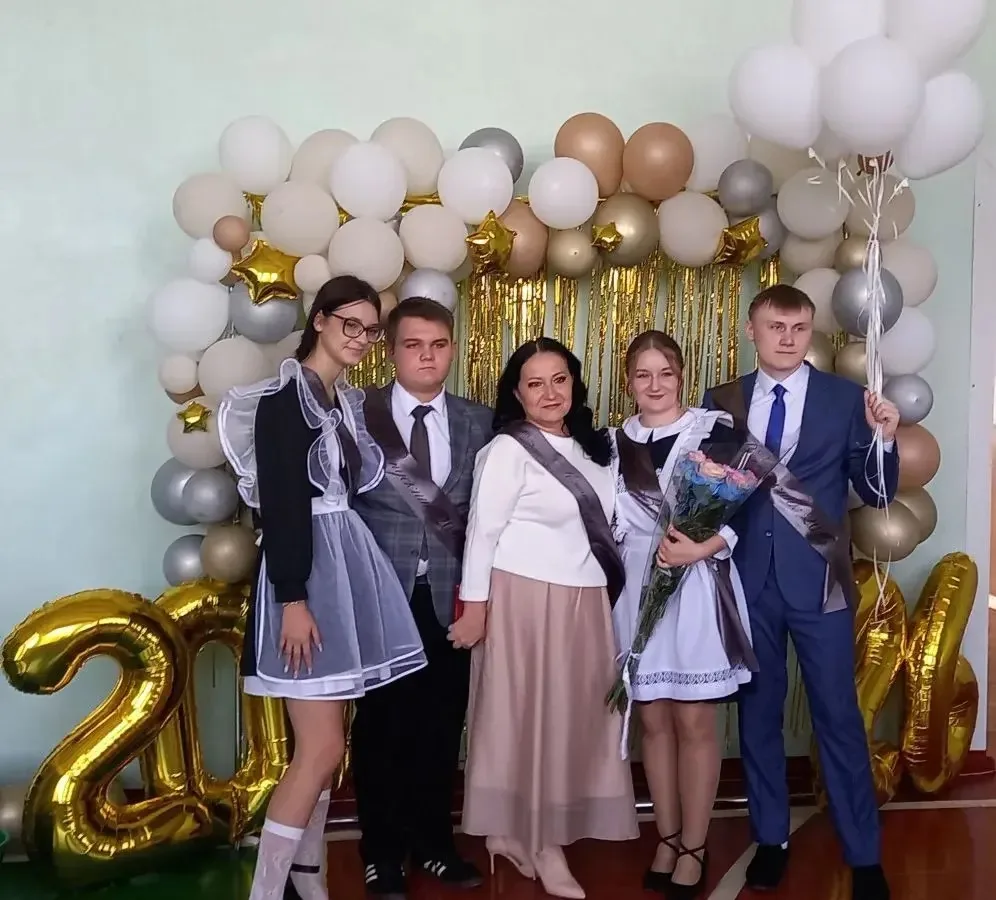Сегодня в нашей школе прозвенел  последний звонок! Этот звук,такой знакомый и одновреме...
