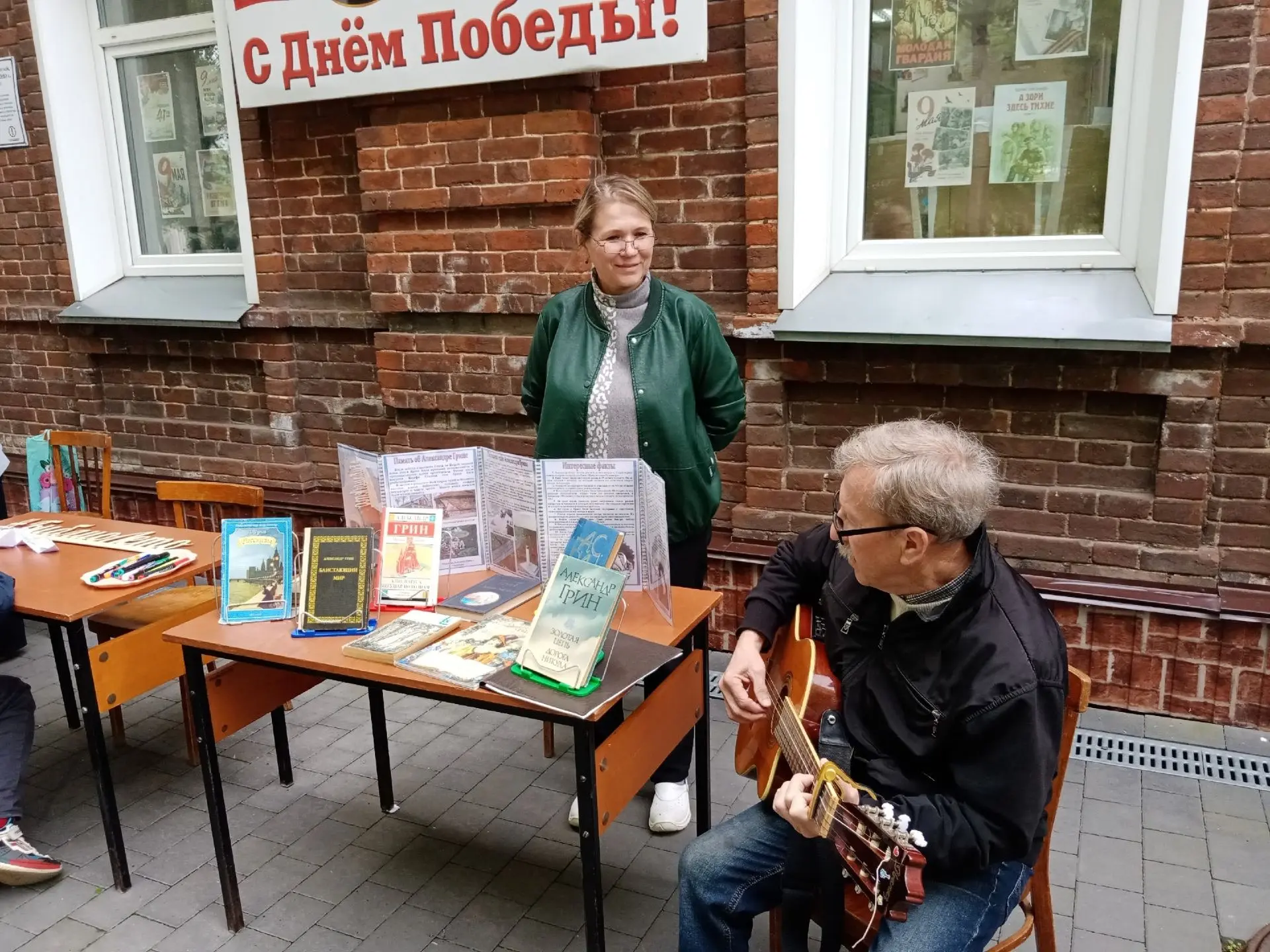 5 июня на Холуницком Арбате прошёл Арт-вечер «Любовь правит миром». Сотрудники Городско...