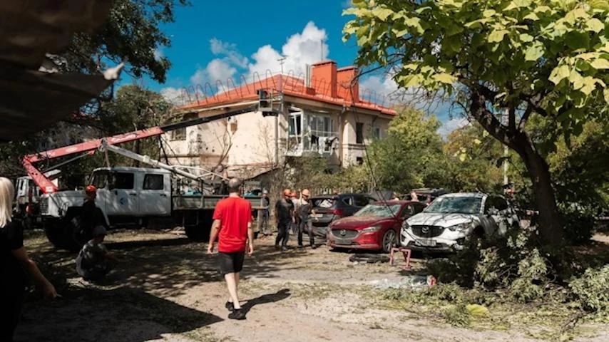 В Севастополе после атаки ВСУ повреждены десять многоэтажек и корпус детсада — волонтёр...