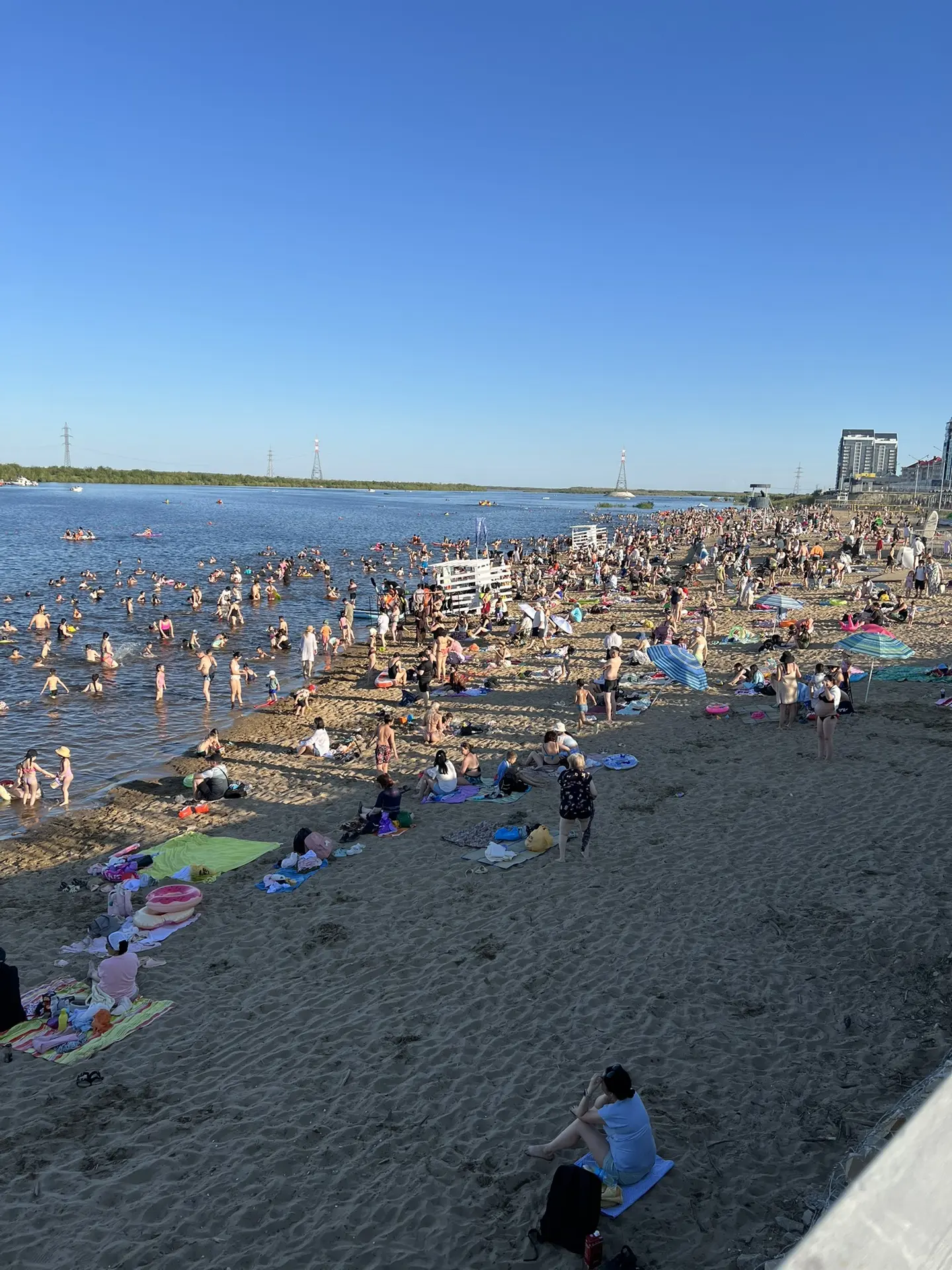 🏖️Сегодня в городском пляже аншлаг: яблоку негде упасть.