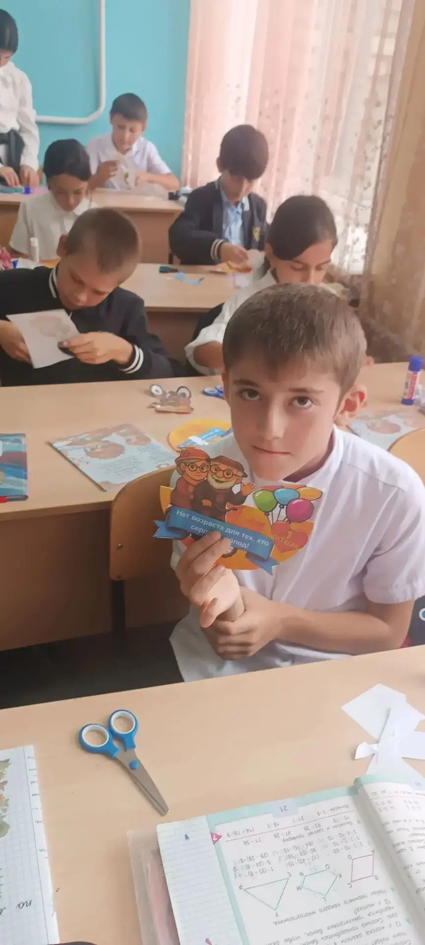 Теплота детских рук: 3 «Б» класс поздравляет с Днем пожилого человека! 🍁✨