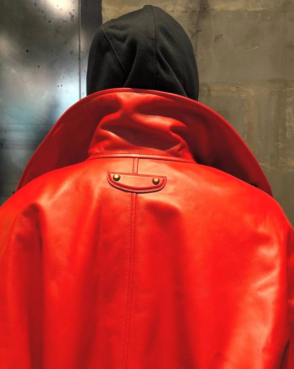 Интересная деталь: Balenciaga поместили шипы со своей культовой сумки Le City на остальные айтемы, и
