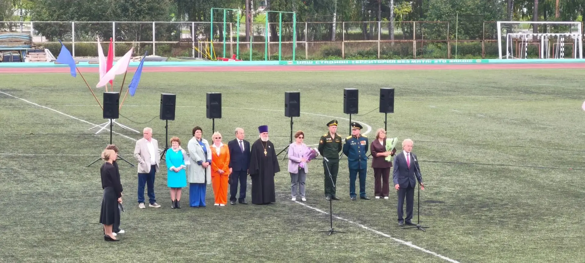 Ежегодно 1 сентября Кольцовская школа № 5 в прямом смысле собирает стадион, на котором ...