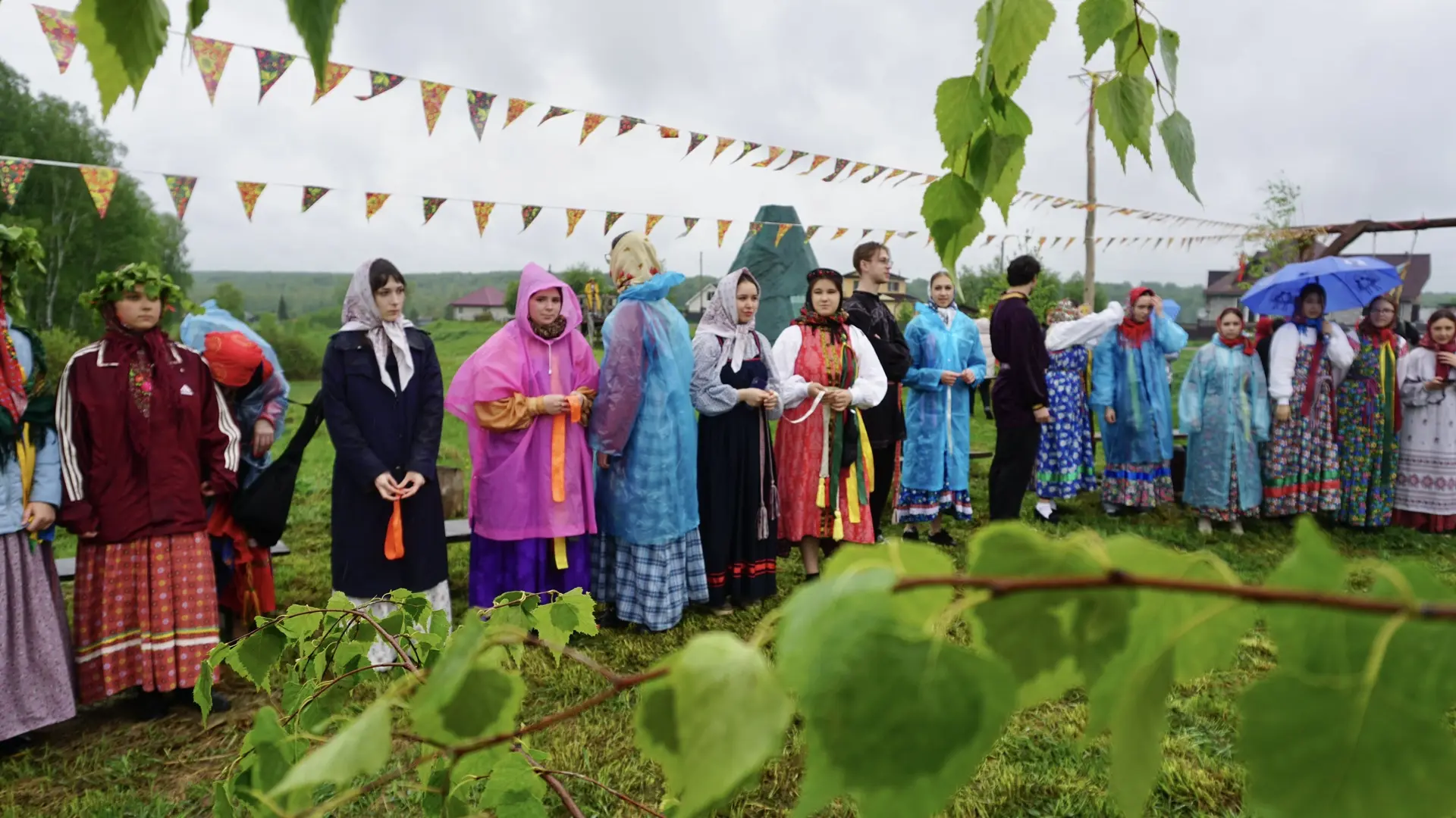 🌧️ 🌾 Под дождём, но с песнями: как в Локтях отметили «Зелёные святки»
