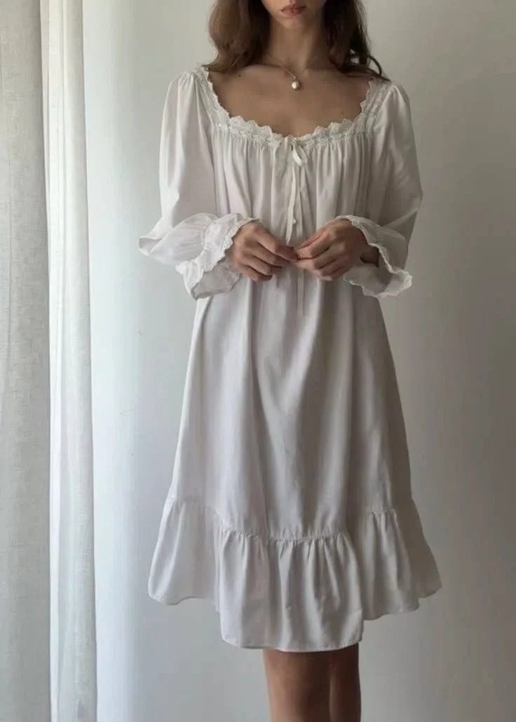 В интернете новый тренд - Grannie Nighty, то есть буквально бабушкина ночнушка.

Сначала хочется ска