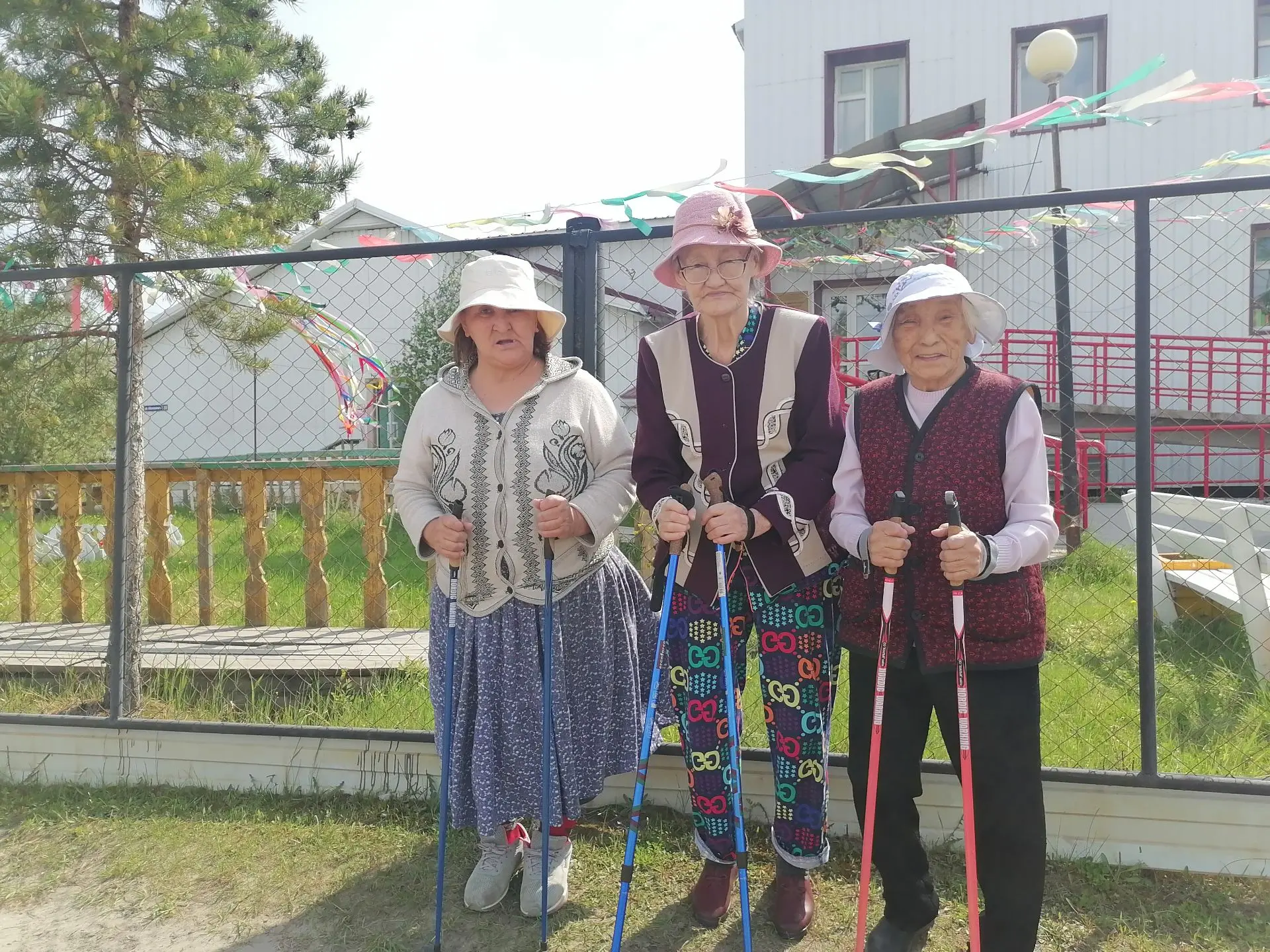 ☀️ Лето, солнце и северная ходьба! Наши получатели социальных услуг наслаждаются активным отдыхом на
