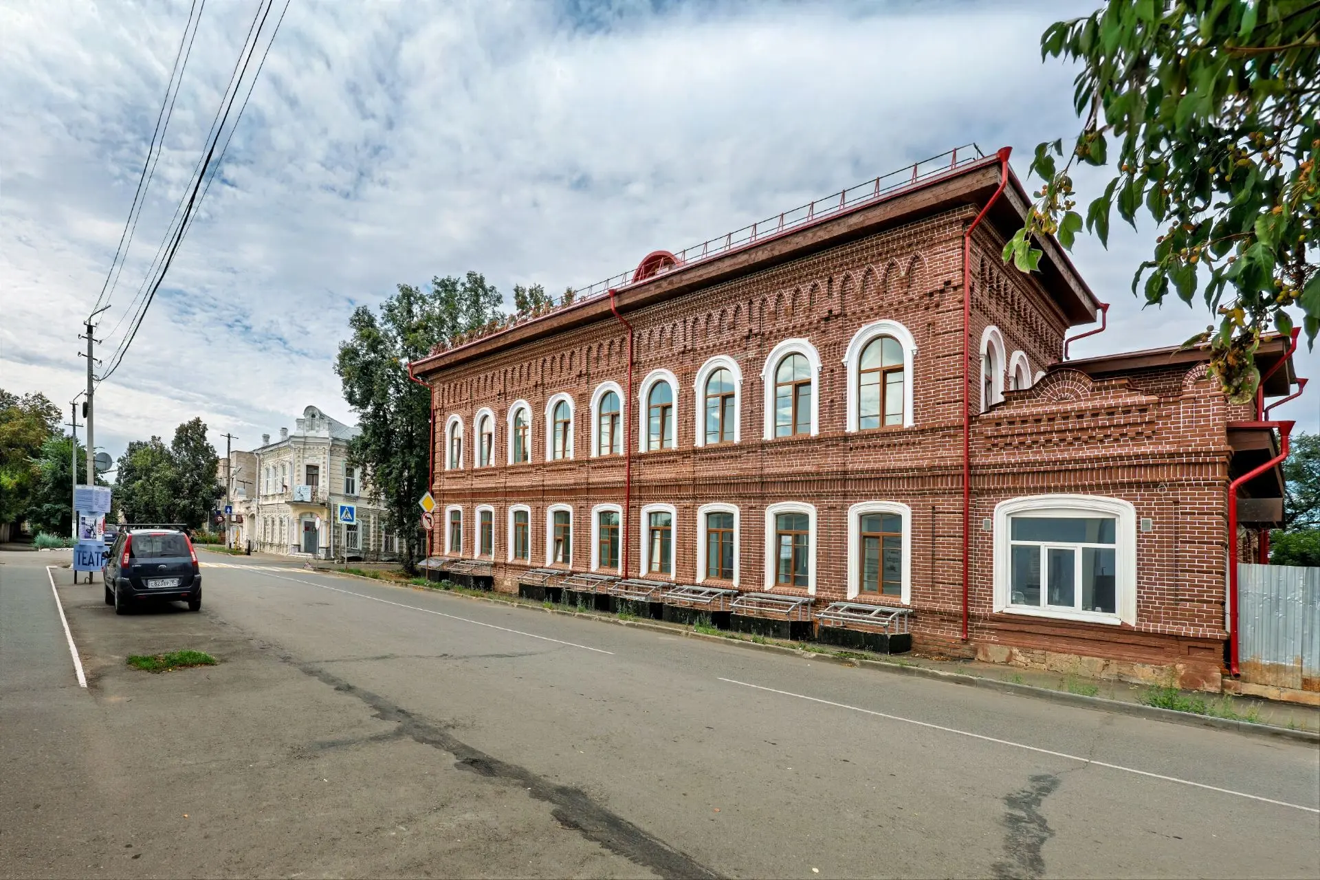 Здание духовного училища (построено в 1878 году) после реставрации фасадов и улица Крас...