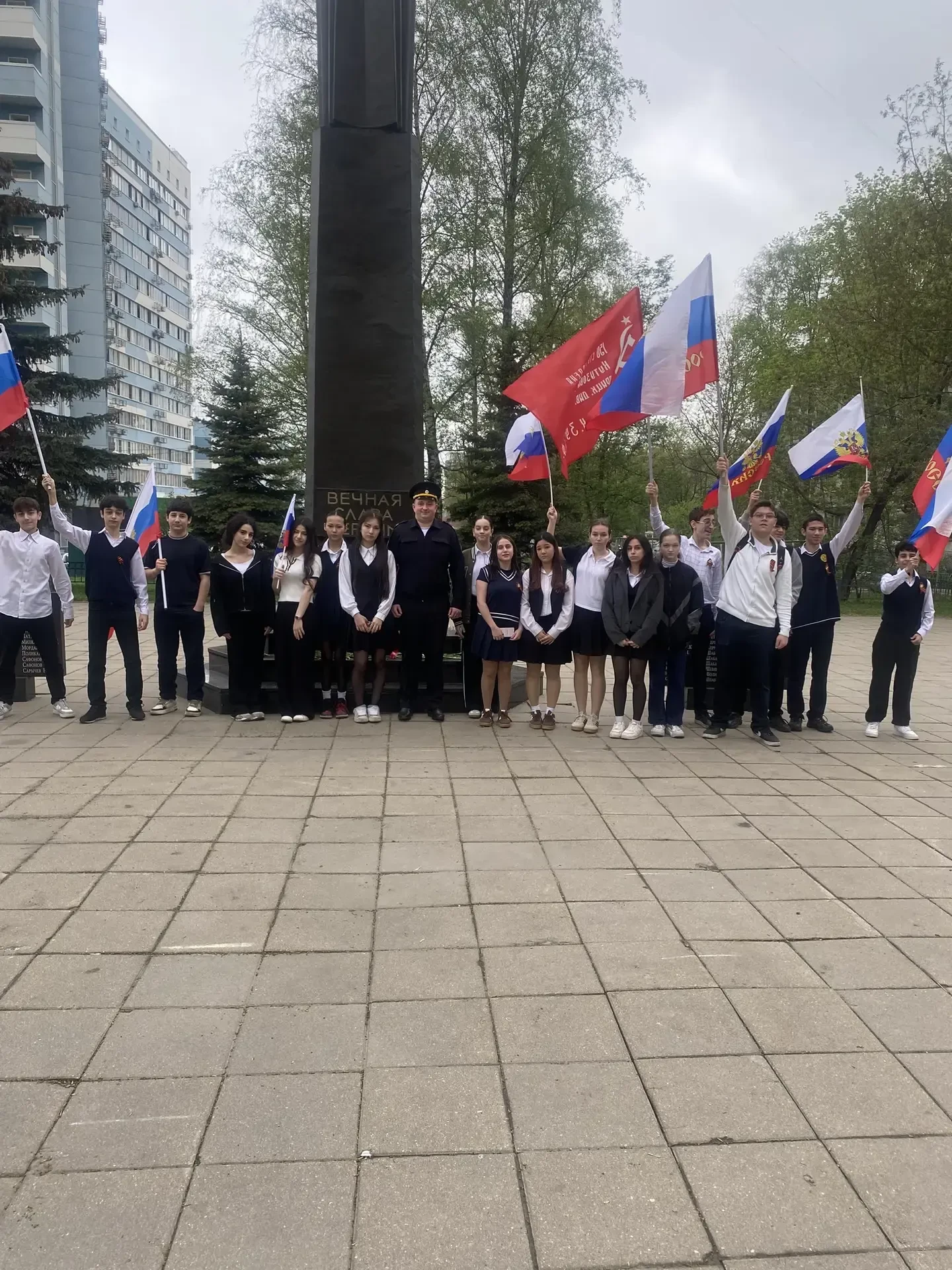 Сегодня, 8 мая 2026 года, класс 8В1 участвовал в патриотической акции «Вахта Памяти». Это часть боль