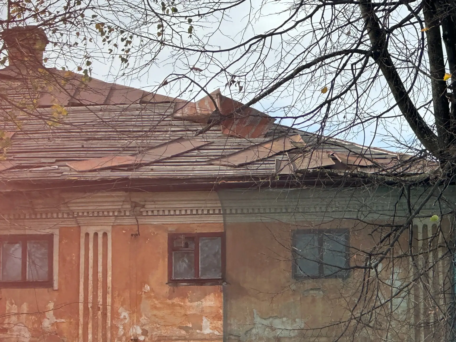 Почему никто не следит за этим зданием, вроде памятник какой-то. Крышу уже сломало. Ско...
