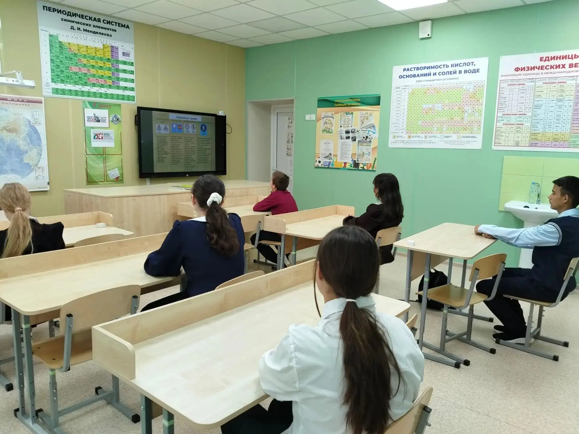 В рамках акции в 7 классе была проведена беседа "Правила дорожного движения". В ходе бе...