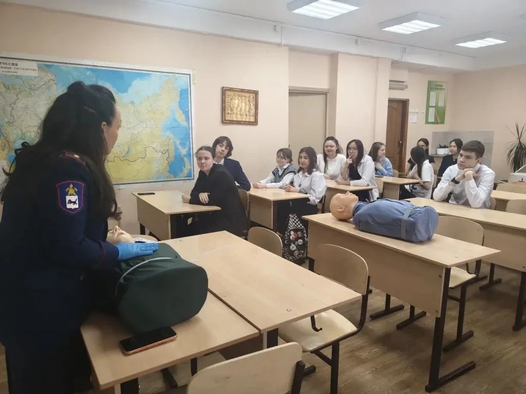 Начальник организационно-массового отдела Анна Андреевна Васильева провела уроки безопасности в  3д 