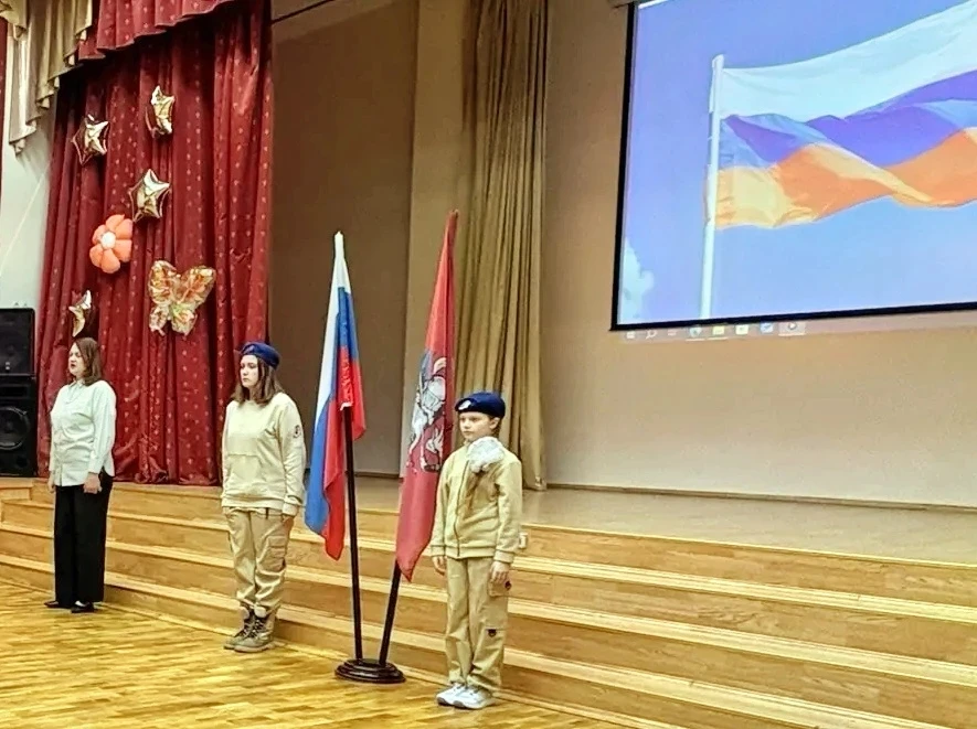 🇷🇺 Утро понедельника традиционно началось с выноса флага и исполнения гимна!  🎭 Сегодня в школе сост