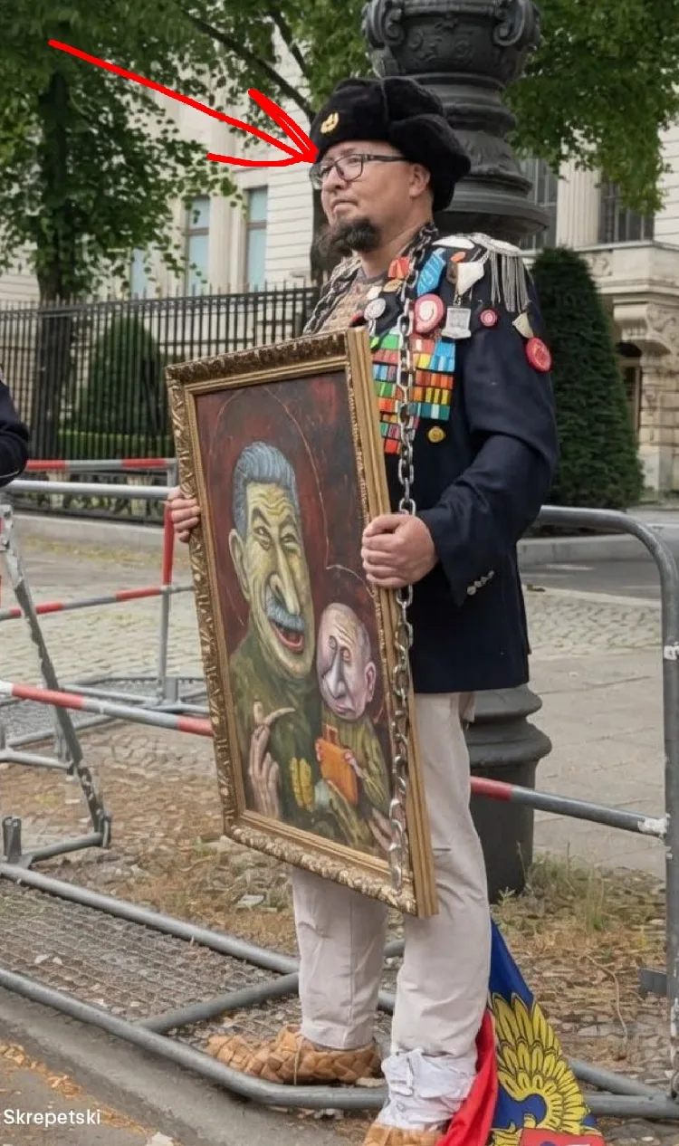 Вот этому "художнику" нарисовали смерть. 
Ясен пень его убили "сатрапы Путина", не оценившие "юмор" 