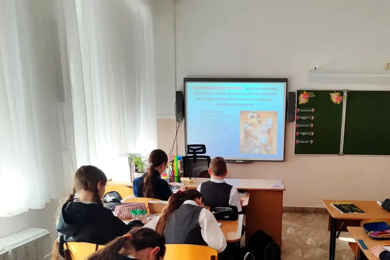 🍎 Здоровое питание занимает центральное место в жизни школьников, оказывая непосредственное воздейст
