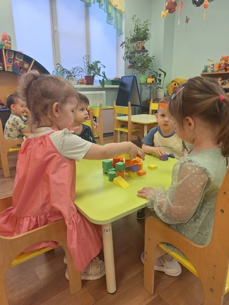 Собирать конструктор – дело увлекательное! Конструирование является наиболее естественным и любимым 