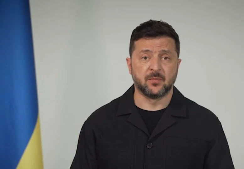 Зеленский, пытаясь сохранить видимость миротворца, отчитался о переговорах с Трампом, з...