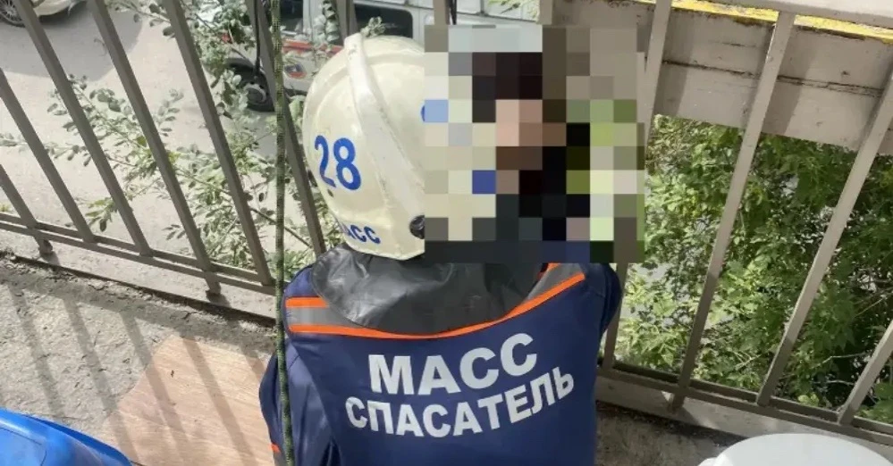 Спасатели сняли женщину с балкона на улице Героев Труда в Новосибирске