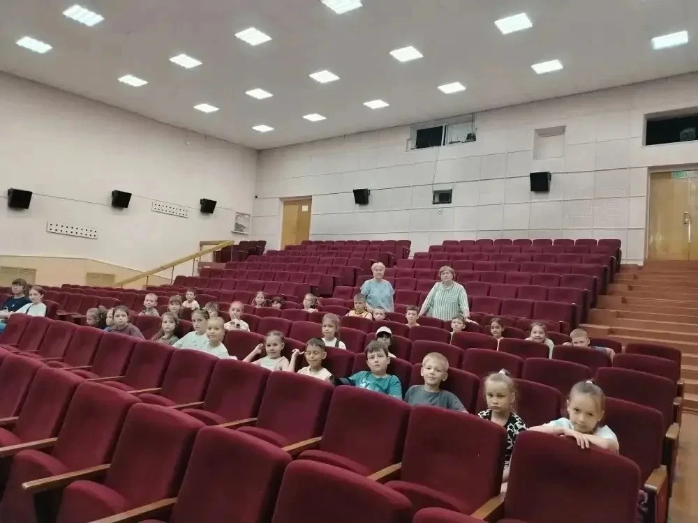 Утро для ребят, посещающих наш летний лагерь, началось с похода в кинозал, где они смогли погрузитьс