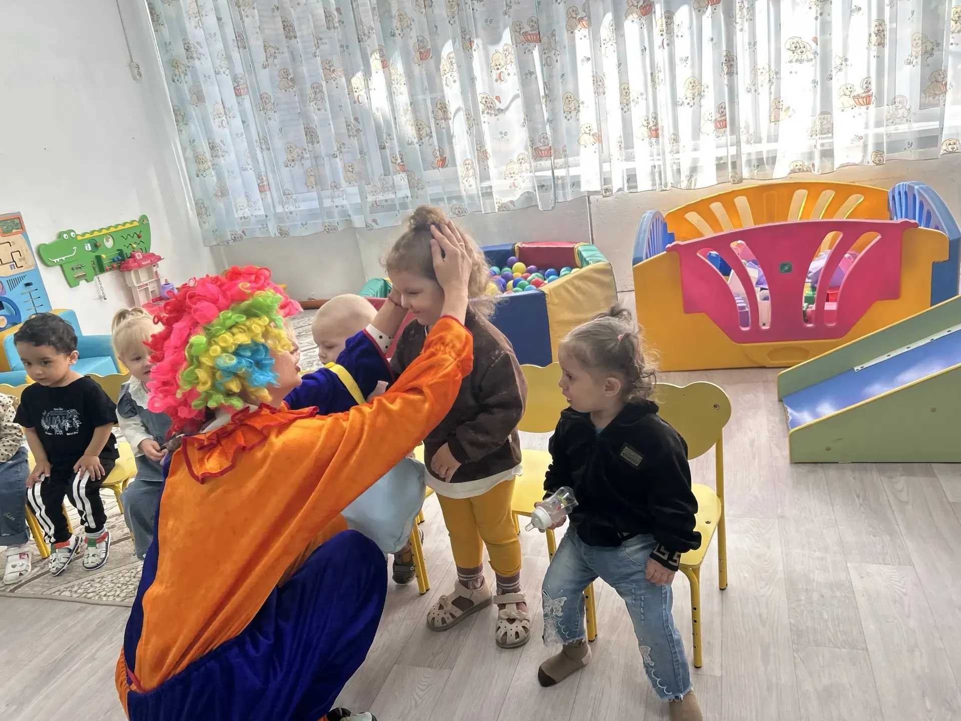 🎉 Весёлое приключение с клоуном Клёпой в День защиты детей! 🎉

Сегодня, 1 июня, в Международный де