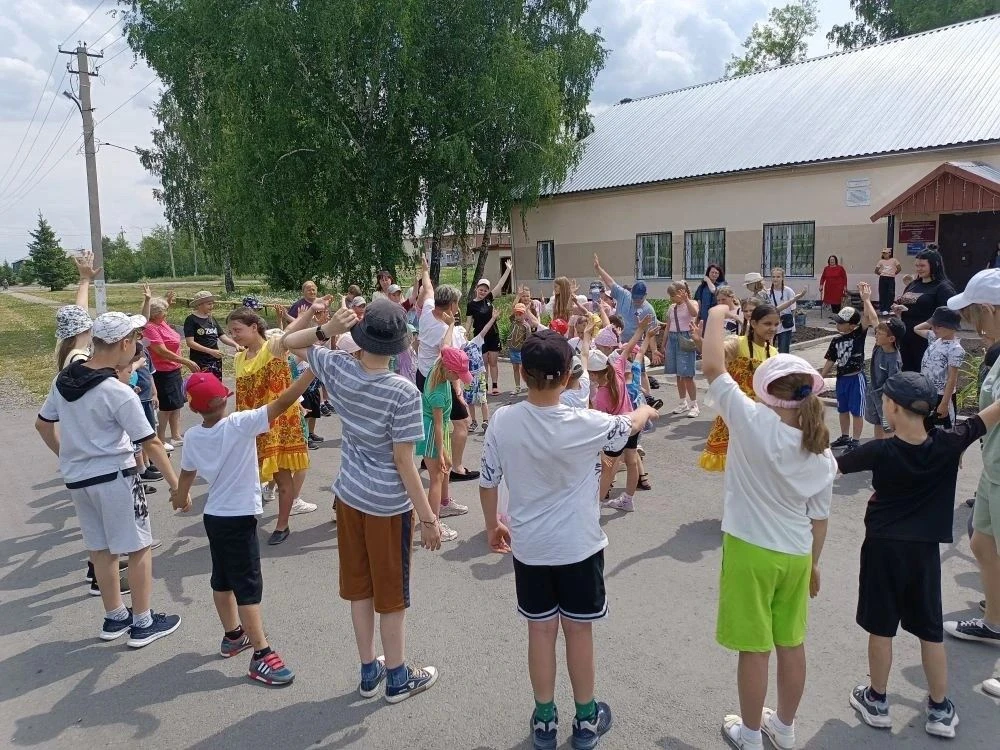 Скоро День России, а это значит — время ярких впечатлений!
Наш лагерь «Солнышко» продолжает свою раб