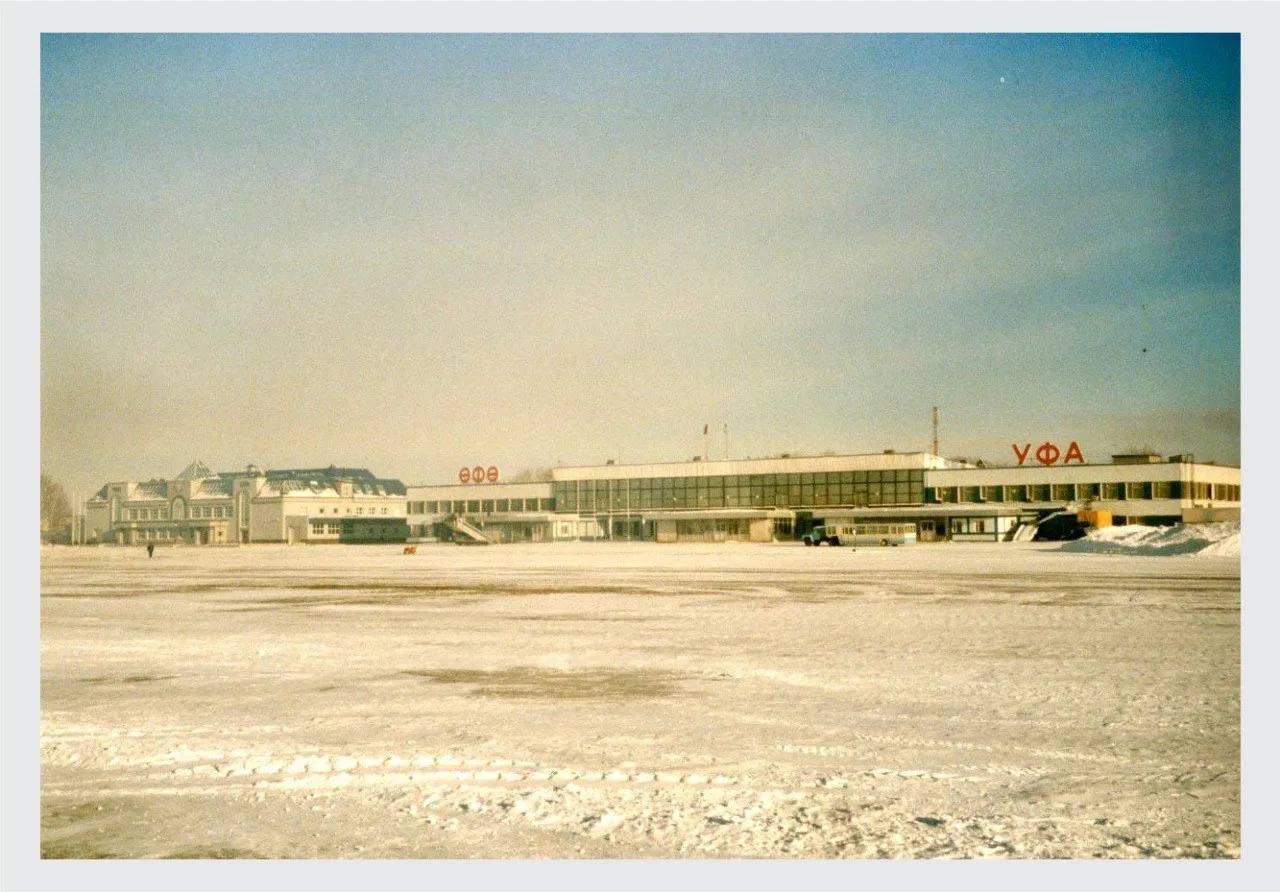 📷 #историяоднойфотографии | Аэропорт "Уфа", начало 2000-х  Зимний перрон двадцать лет назад. Нет тел