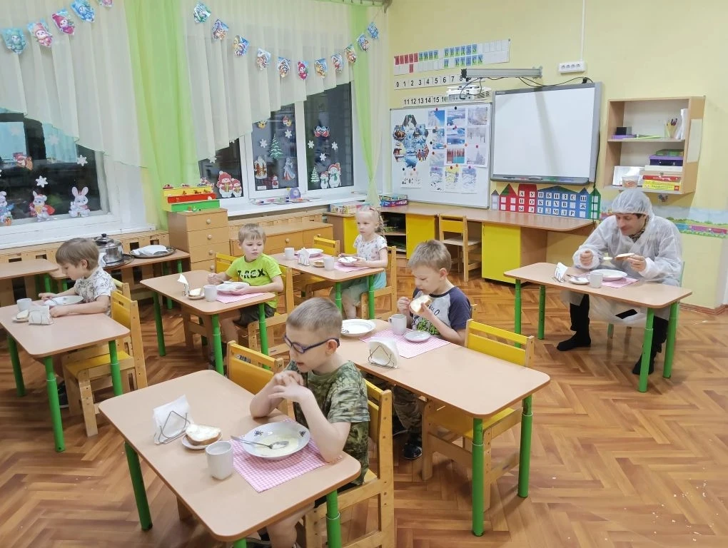 В рамках родительского контроля в гости на завтрак пришел папа Лукиенко Марка-Евгений Владимирович. 