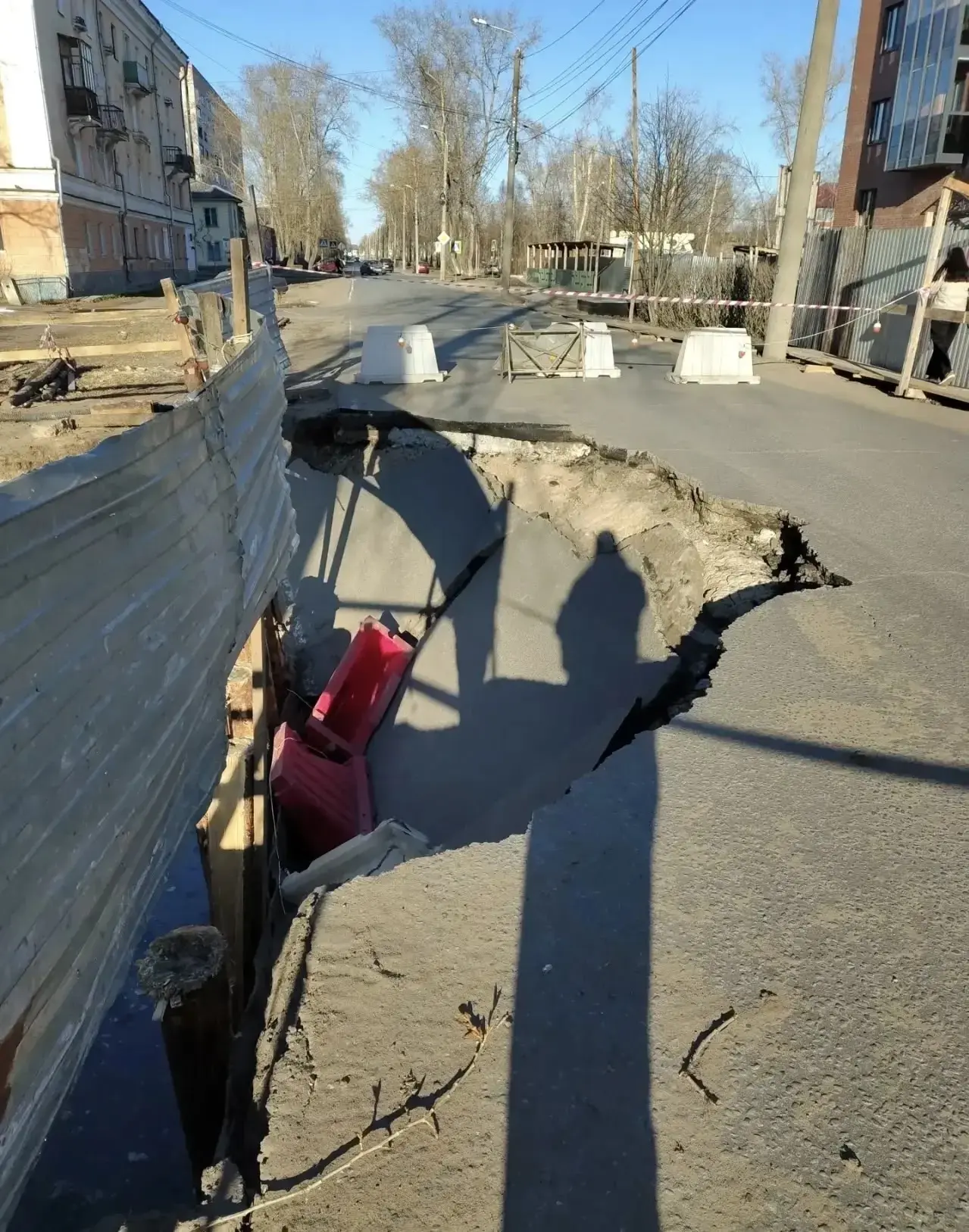 В Северодвинске из-за провала грунта перекрыт участок улицы Торцева  Движение на отрезке от проспект
