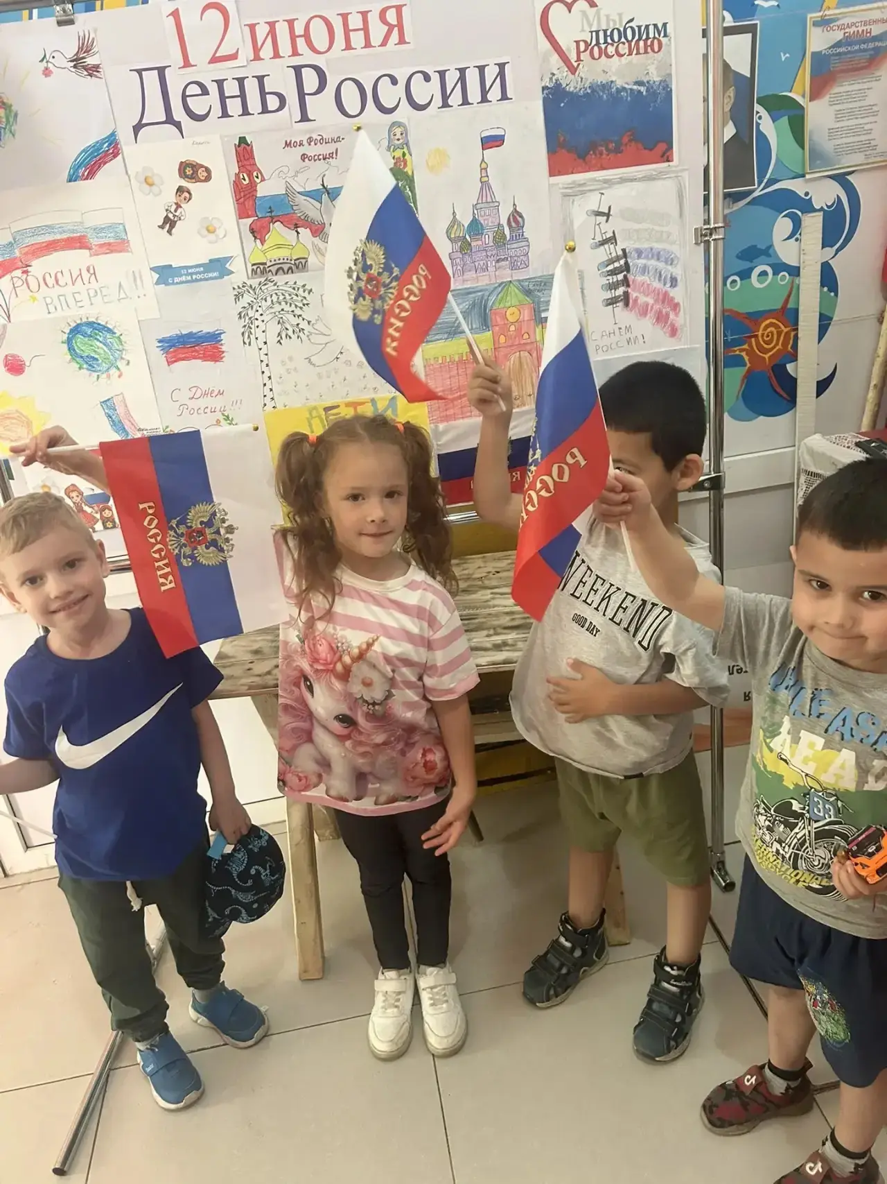 Дошколята готовятся ко Дню России! 🎨🇷🇺
Ребята сделали чудесные рисунки с флагами, берёзками и тёп
