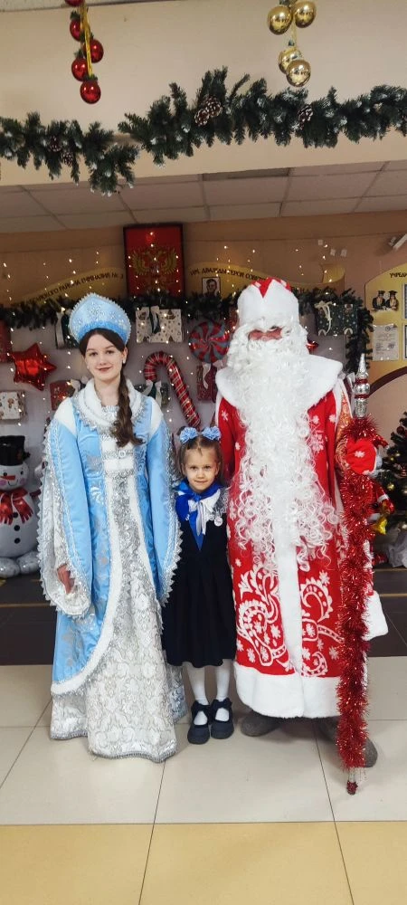 🎉❄️ Утро волшебства в гимназии! 🎅🌟  Сегодня утром в гимназии произошло нечто удивительное! Ученики б