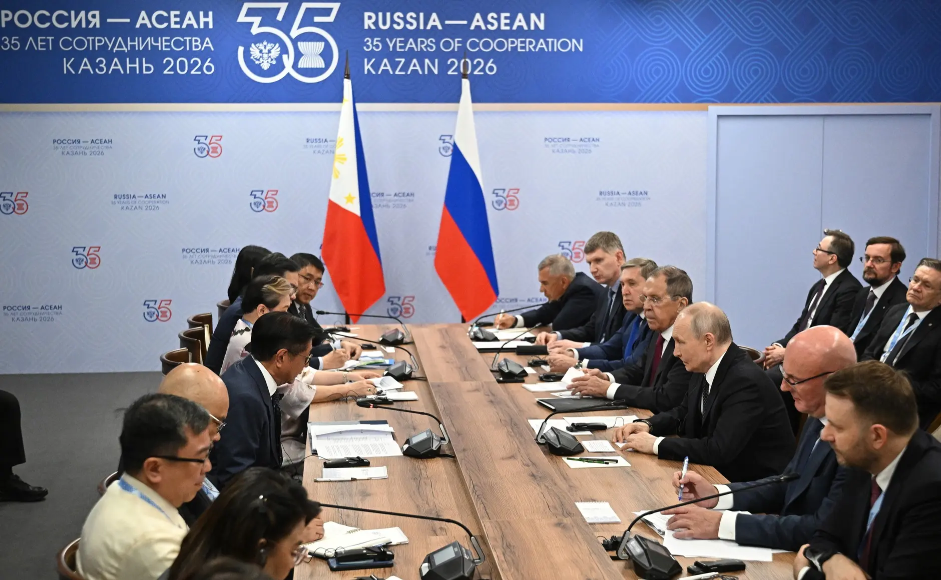 Владимир Путин начал марафон встреч с лидерами стран АСЕАН в Казани. Первое совещание г...