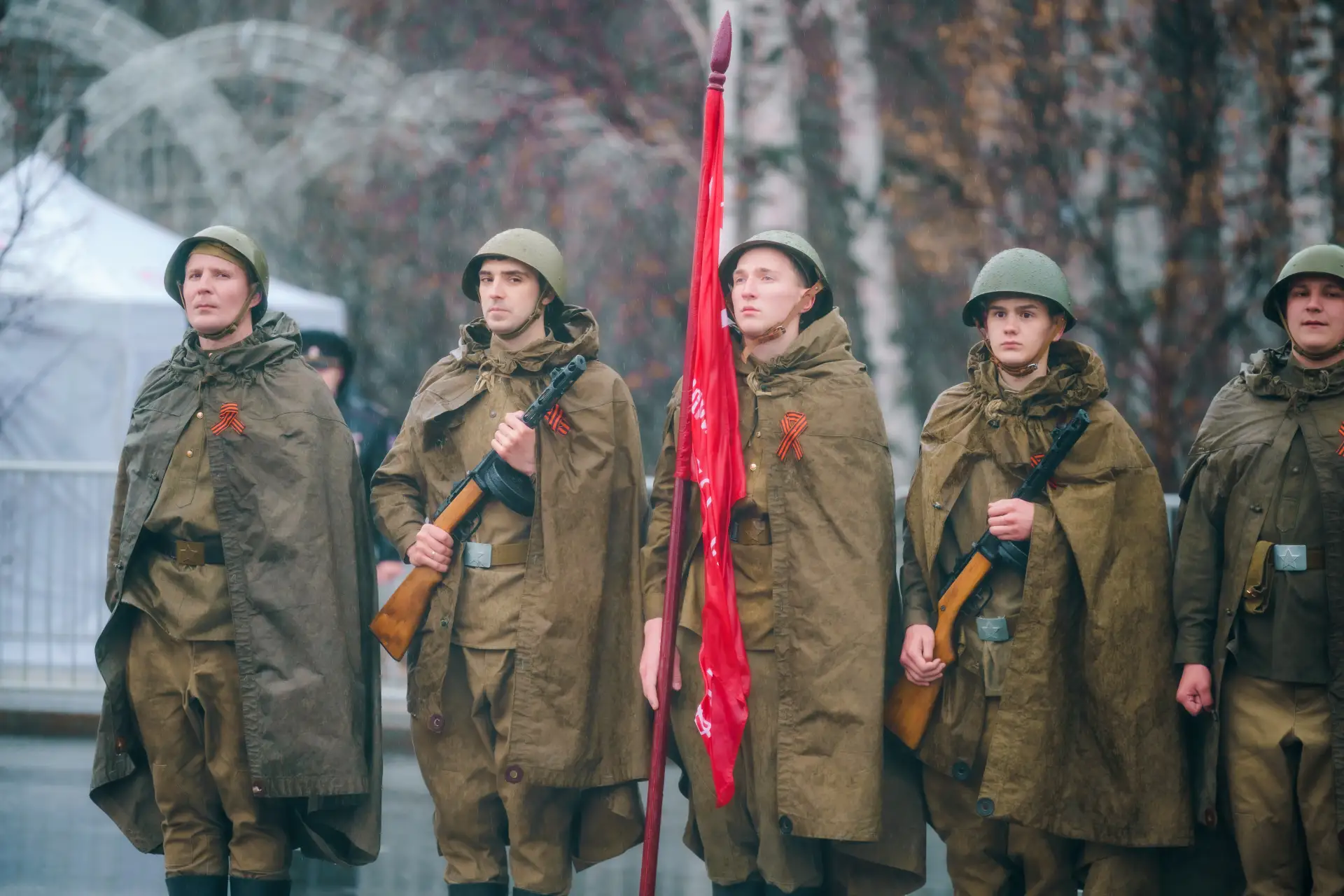 В городах Югры праздничные мероприятия начались с торжественных шествий. В окружной столице в День П
