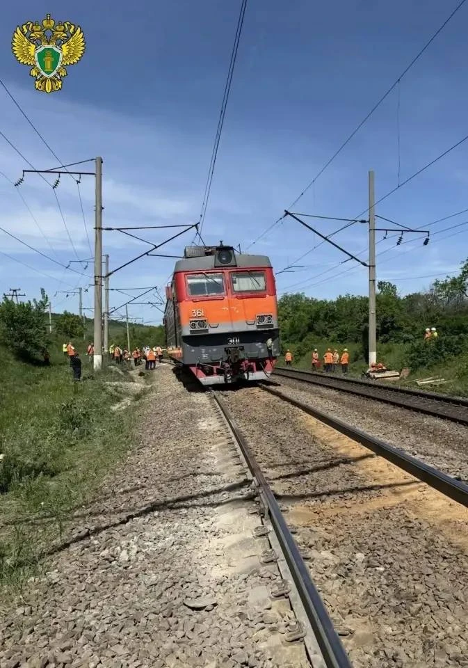 🚆 Локомотив пассажирского поезда Саратов - Имеретинский курорт сошел с рельсов.  На участке между ст